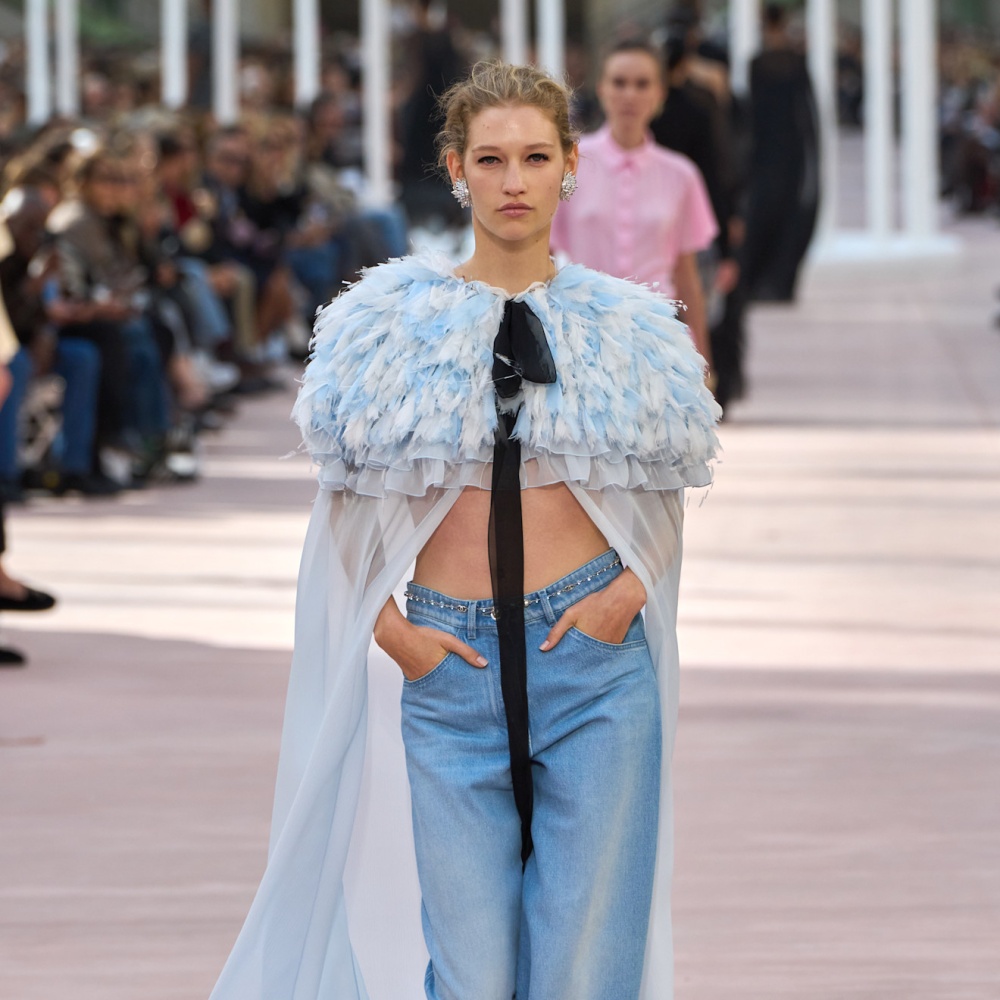 حبات الستراس تزين بناطيل Chanel