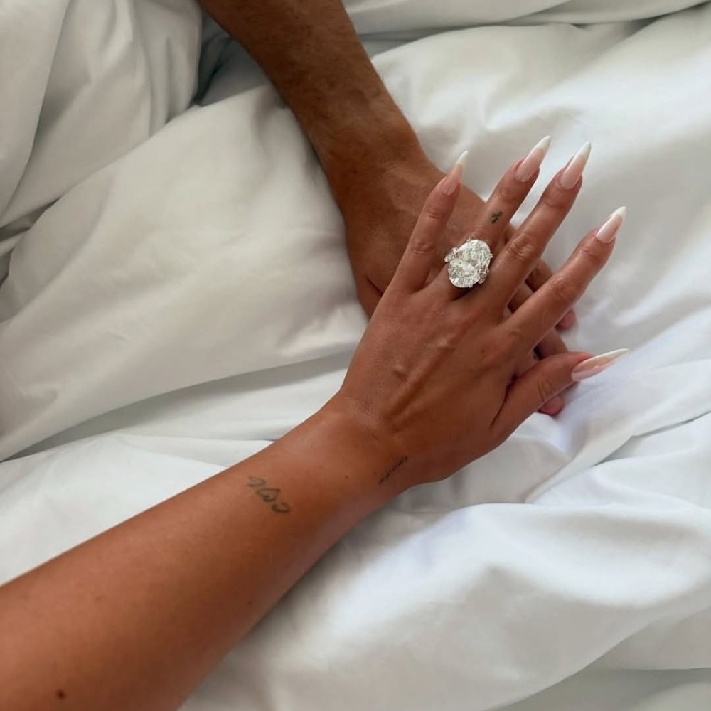 أظافر خطوبة Georgina Rodríguez بتصميم فرنش كروم من صالون Base & Boon