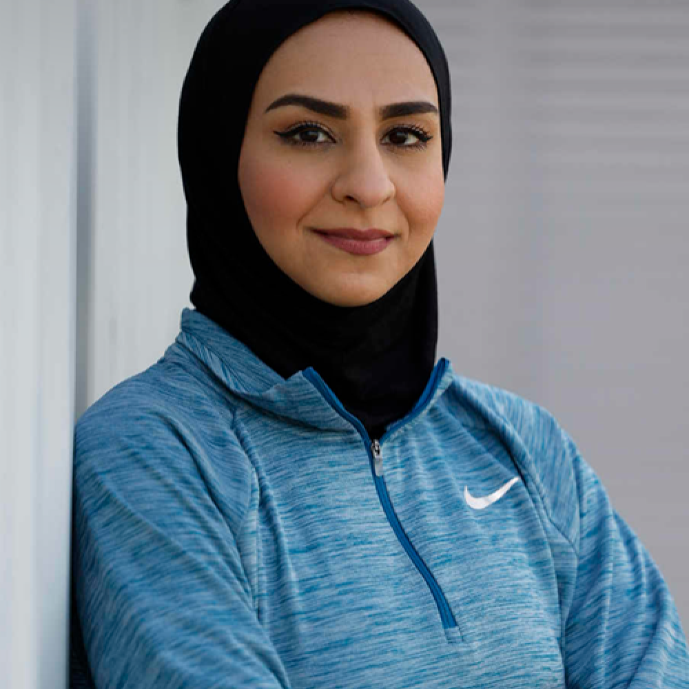 عبير الخاجة المدربة الرياضة الإماراتية للعبة الكروس فيت
