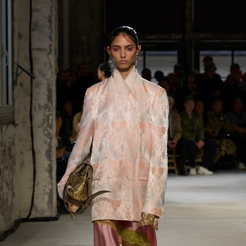 تنسيق الجاكيت المطبعة بالورود مع فساتين الساتان من Van Noten