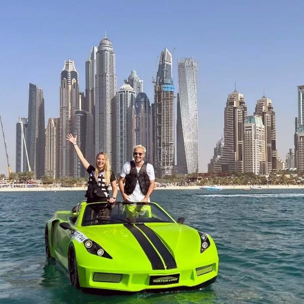 الذهاب في جولة بالسيارة المائية جت كار Jet Car