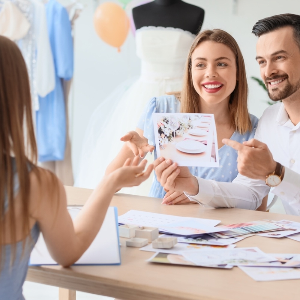 وضع اللمسات الأخيرة على حفل الزفاف