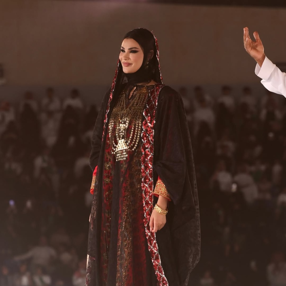 أميمة طالب تتألق بتصميم من توقيع د. ليلى البسام في احتفالات اليوم الوطني السعودي 95