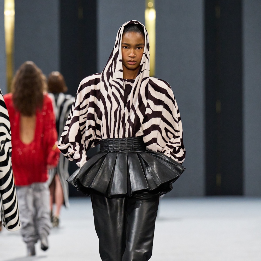 إطلالة أنيقة من Balmain