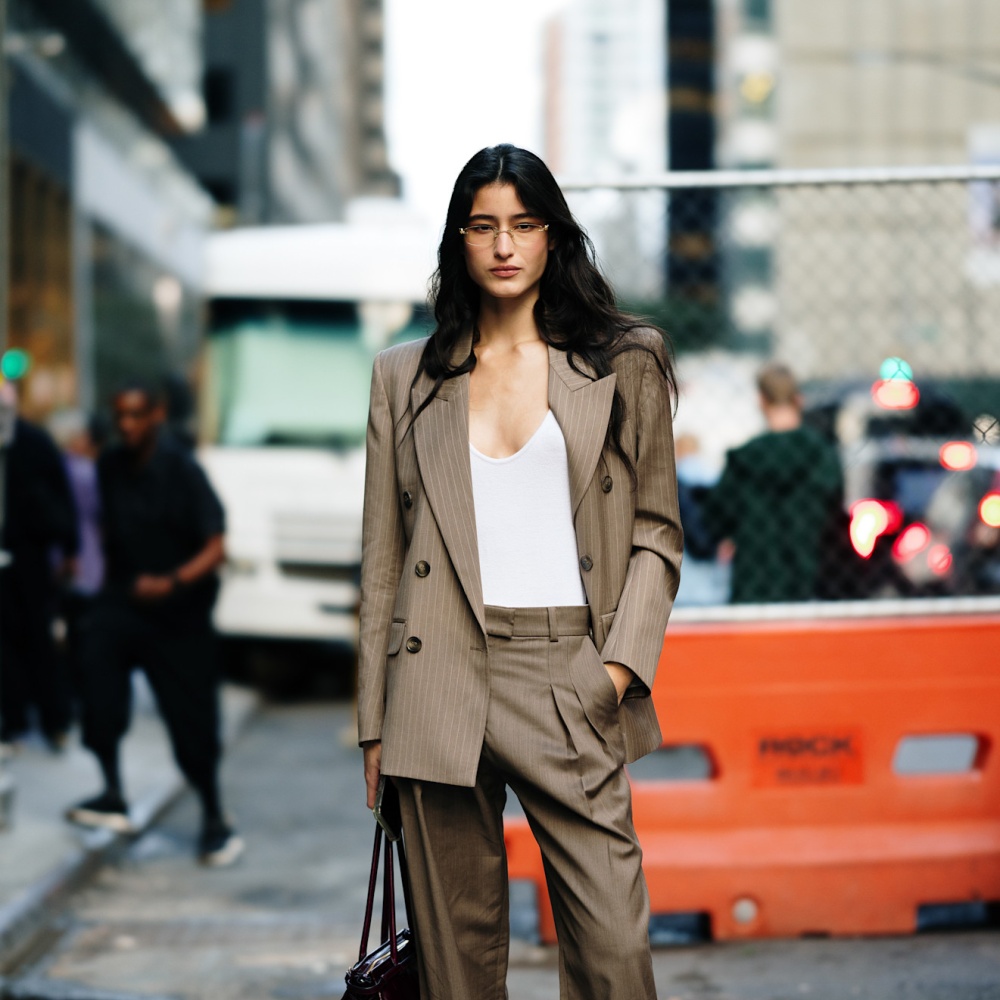 إطلالة عملية مع بليزر واسع وحذاء رياضي