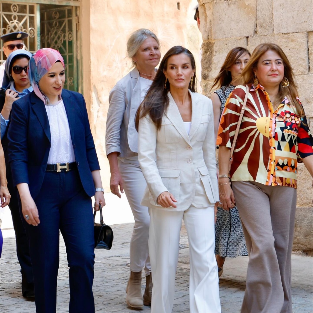 الملكة ليتيزيا بجاكيت من توقيع المصممة المصرية دينا شاكر