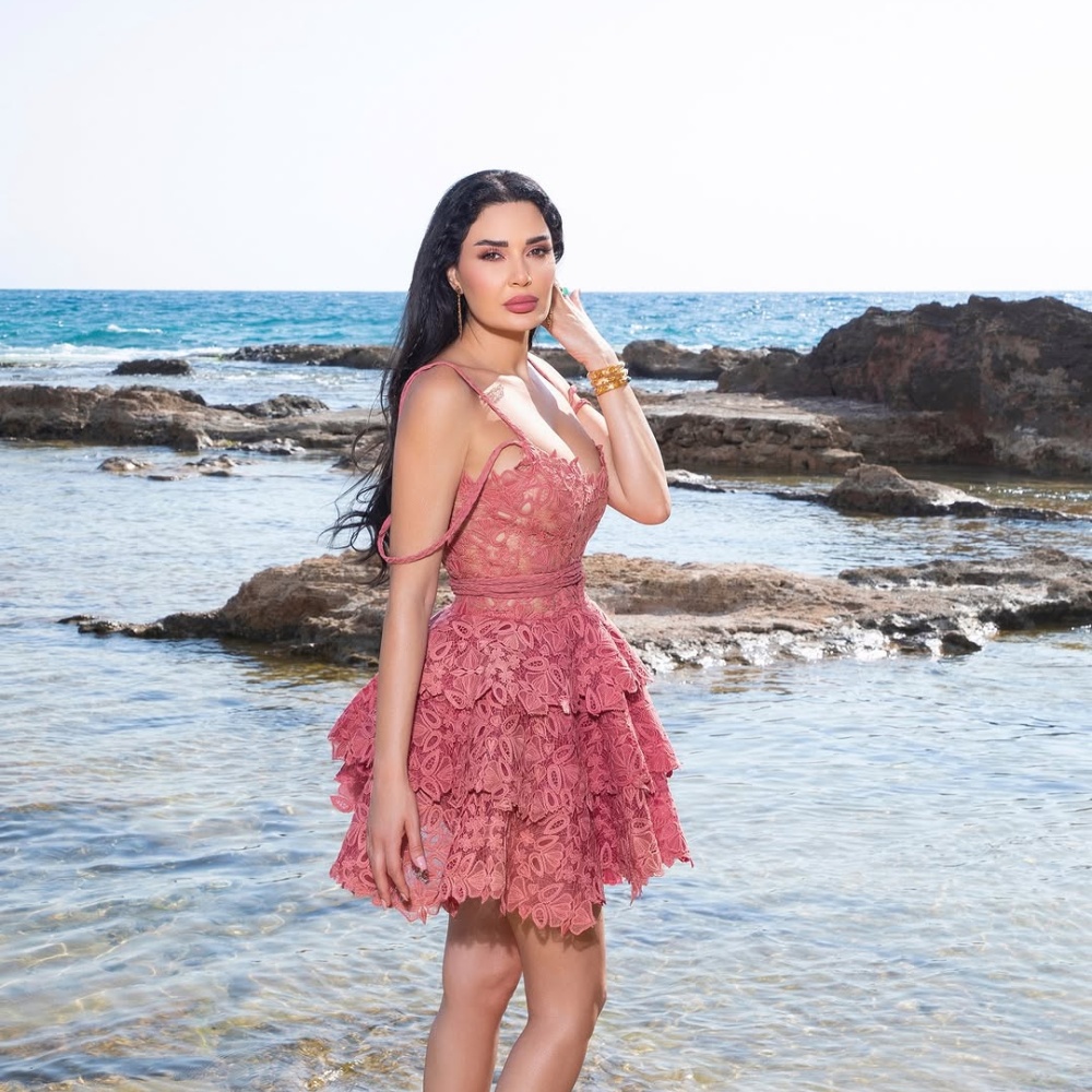 سيرين عبد النور بأناقة الدانتيل على شواطئ البترون