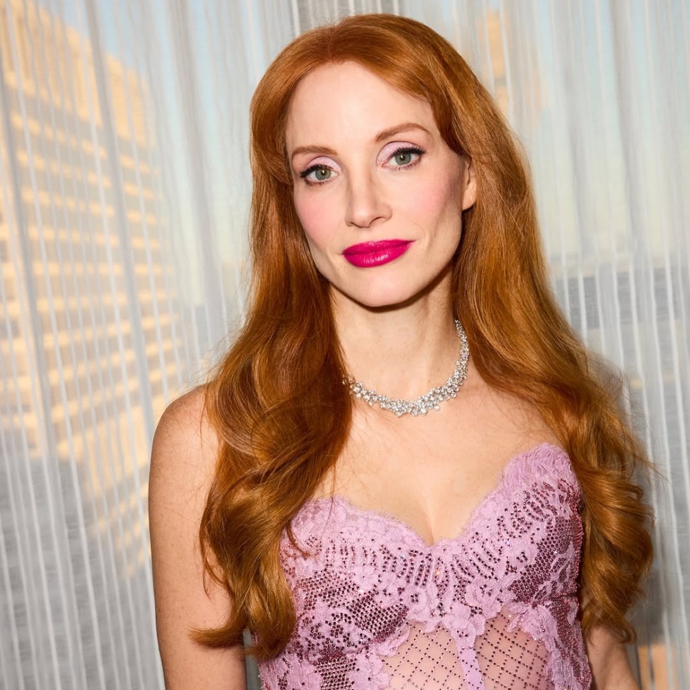 ألوان أحمر شفاه زهرية ولماعة بأسلوب Jessica Chastain