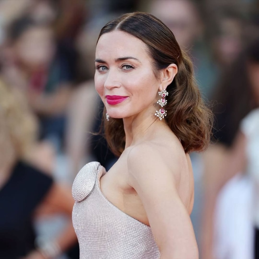 اطلالة Emily Blunt برسمات المكياج الوردي- الصورة من حساب خبيرة المكياج Jenn Streicher على انستغرام