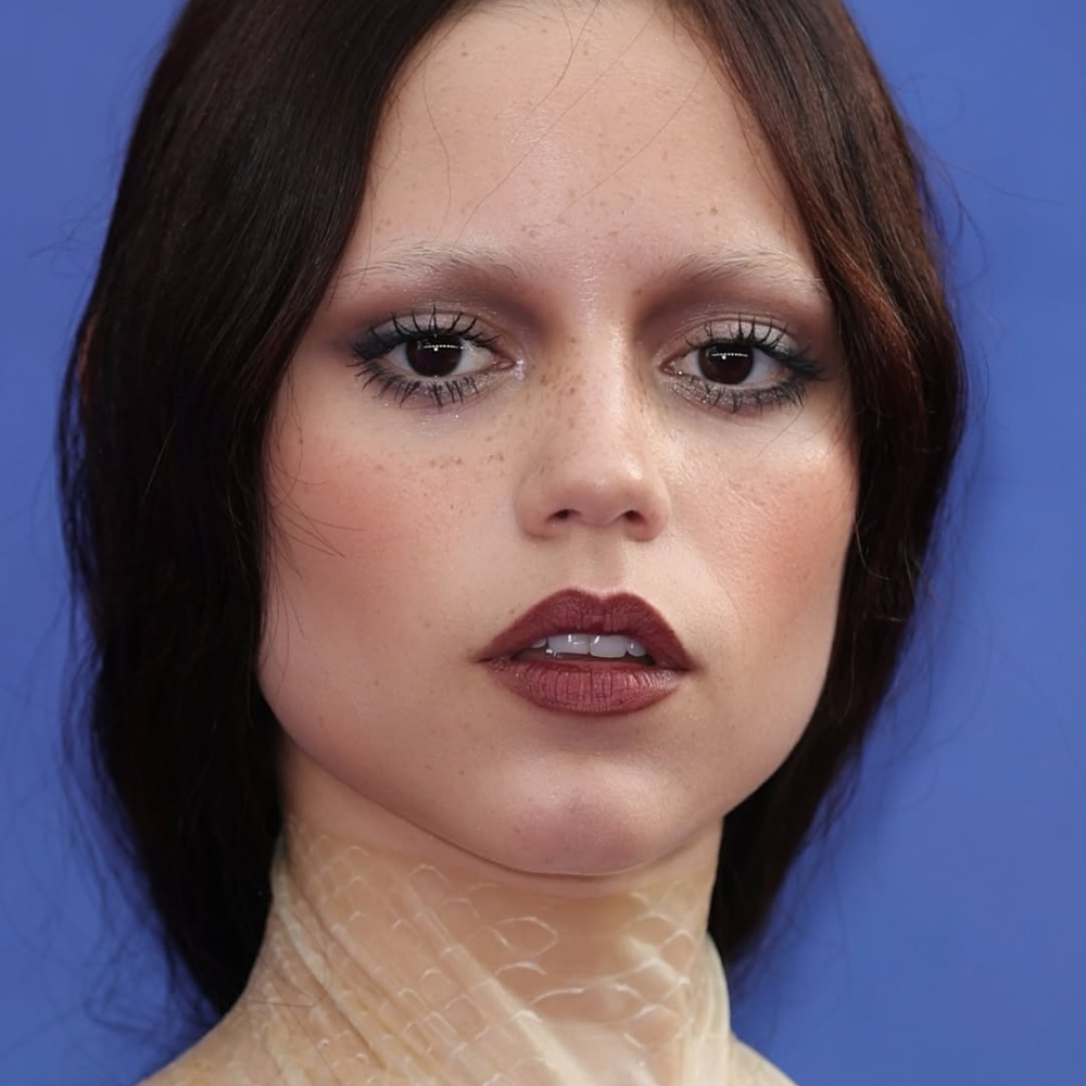 اطلالة Jenna Ortega بأحمر الشفاه البرغندي- الصورة من حساب خبيرة المكياج Melanie Inglessis على انستغرام