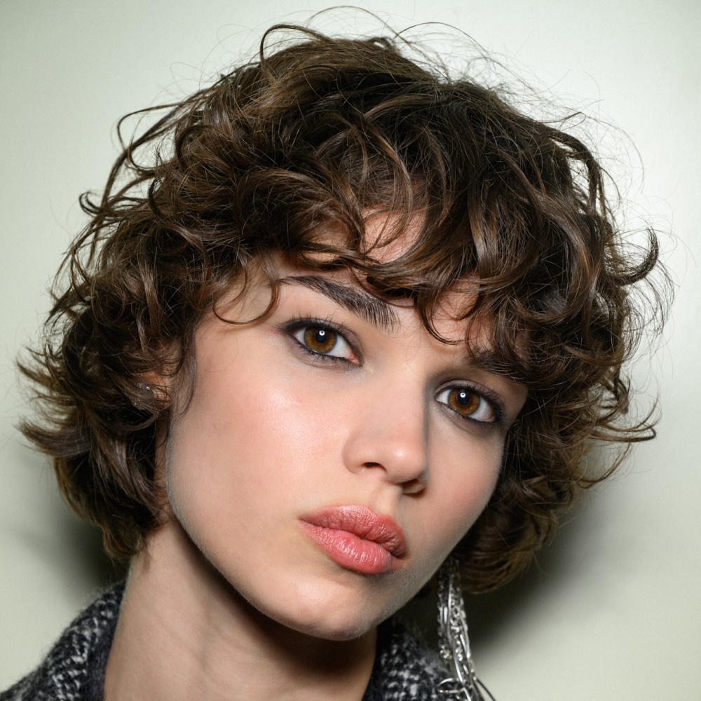 تسريحات الشعر القصير والمتموج من دار Isabel Marant