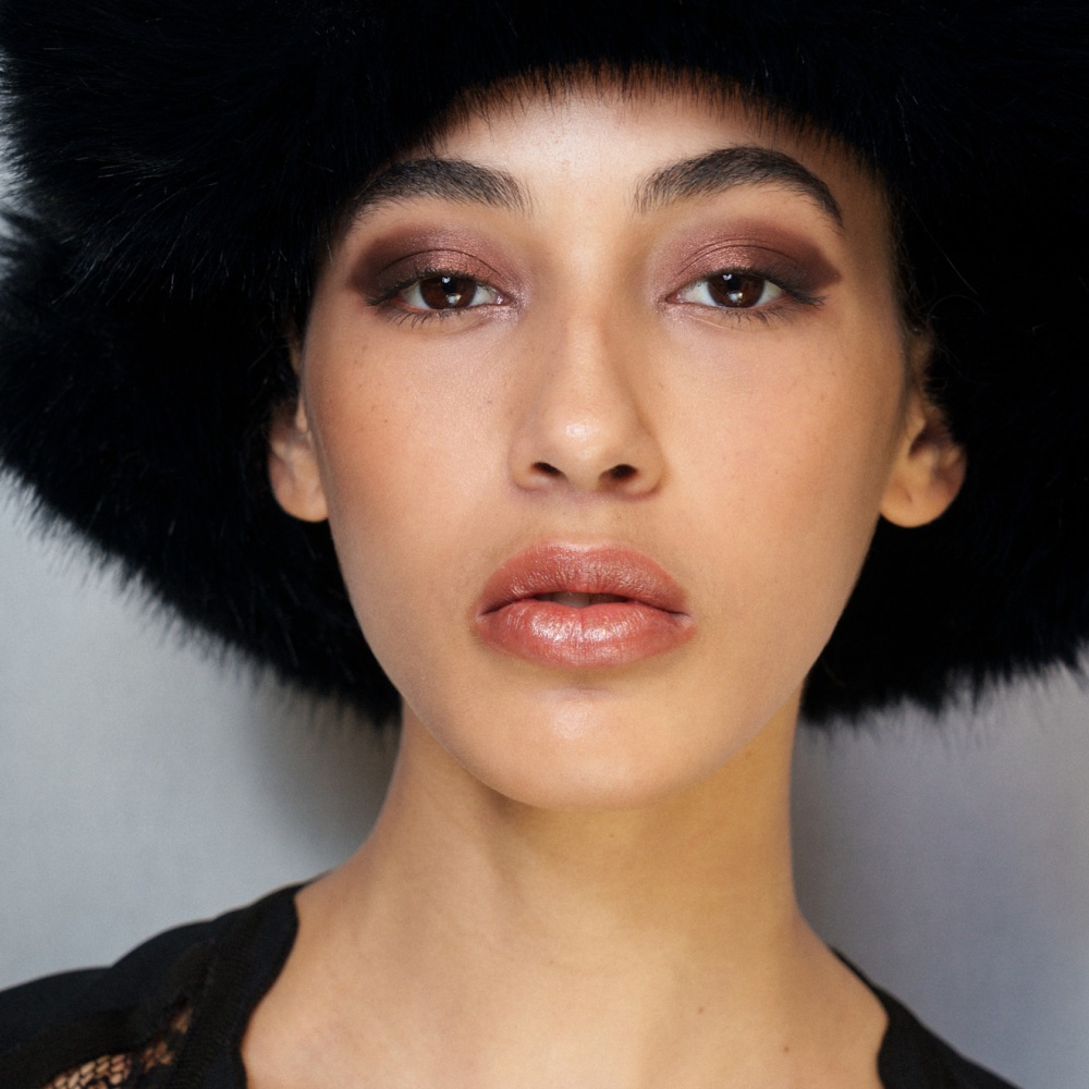 رسمات المكياج البرونزي البراق والمتموج في عرض Elie Saab