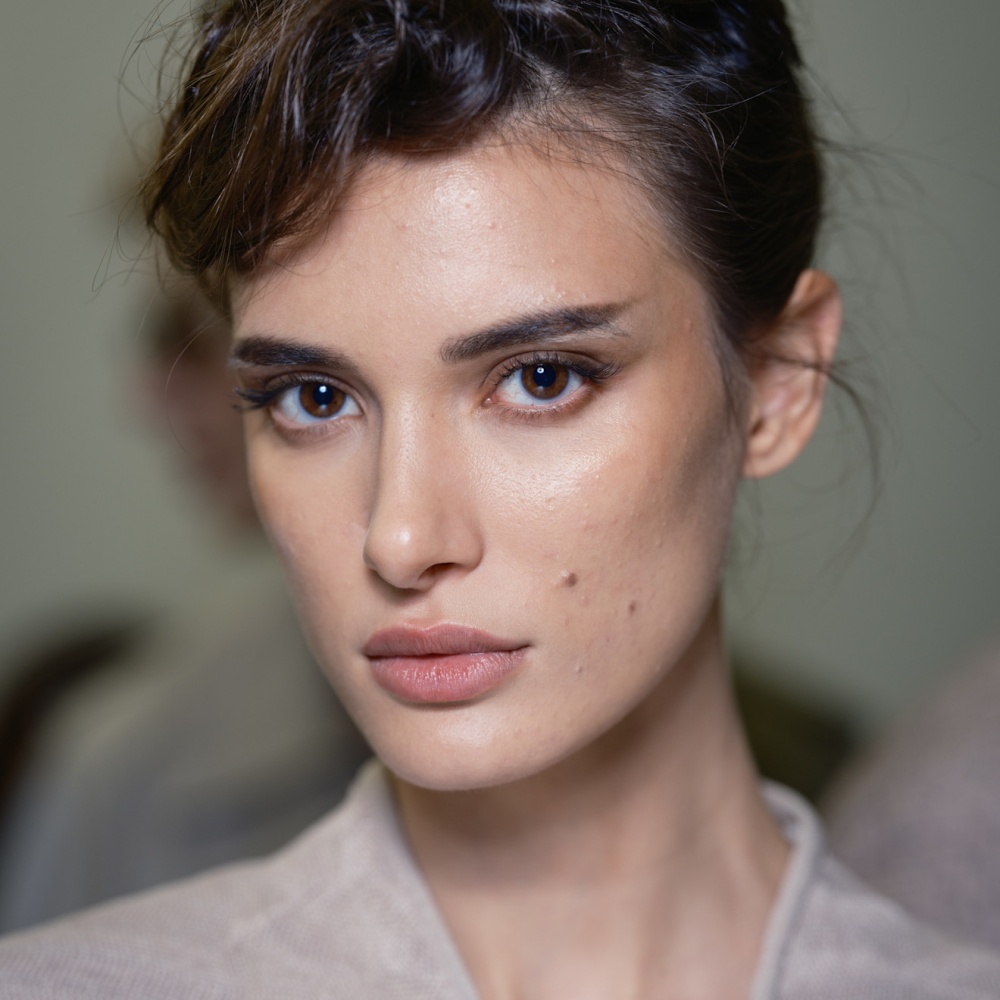 رسمات المكياج البني مع الايلاينر المجنح من دار Giorgio Armani