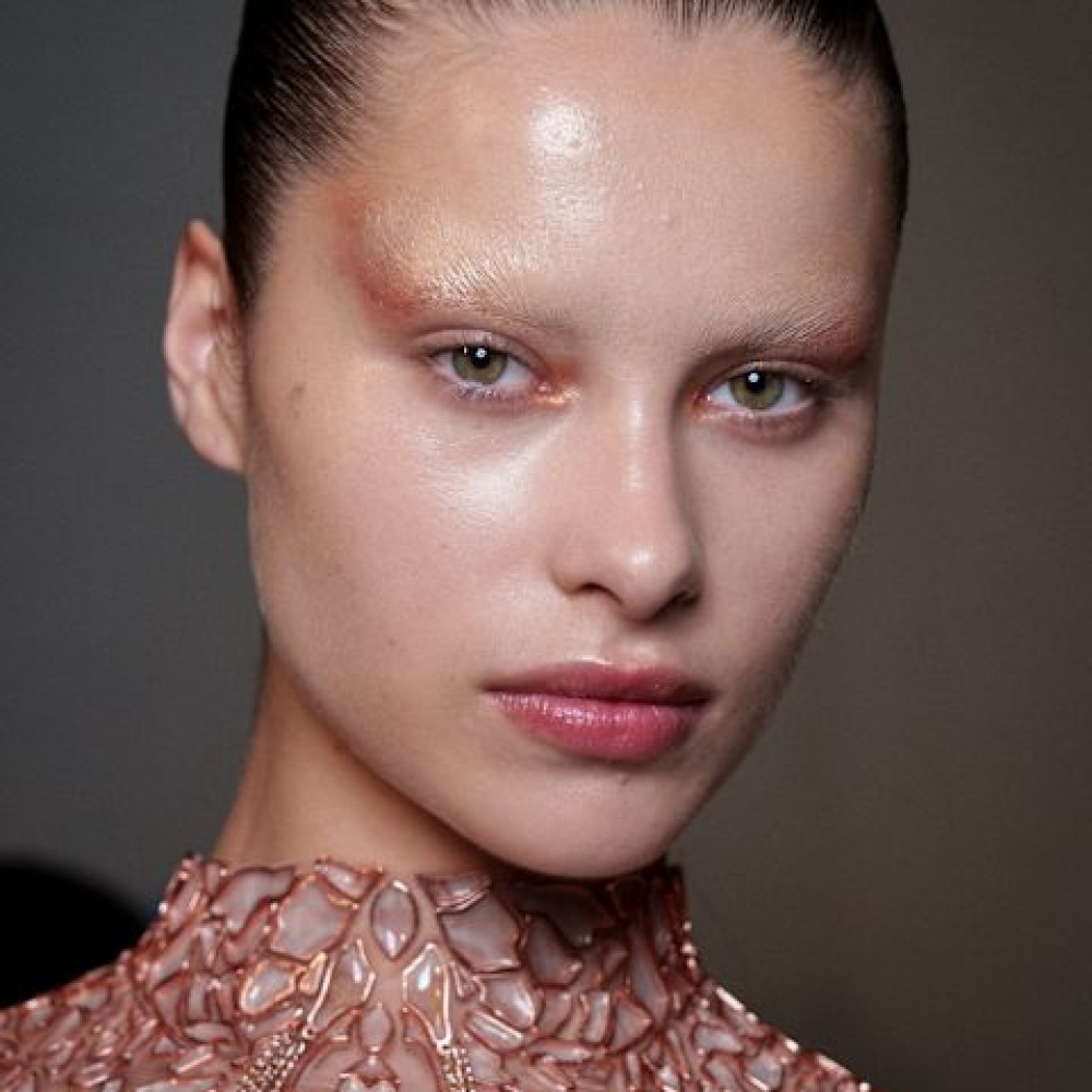 عارضة دار Van Herpen من عروض خريف شتاء 2025