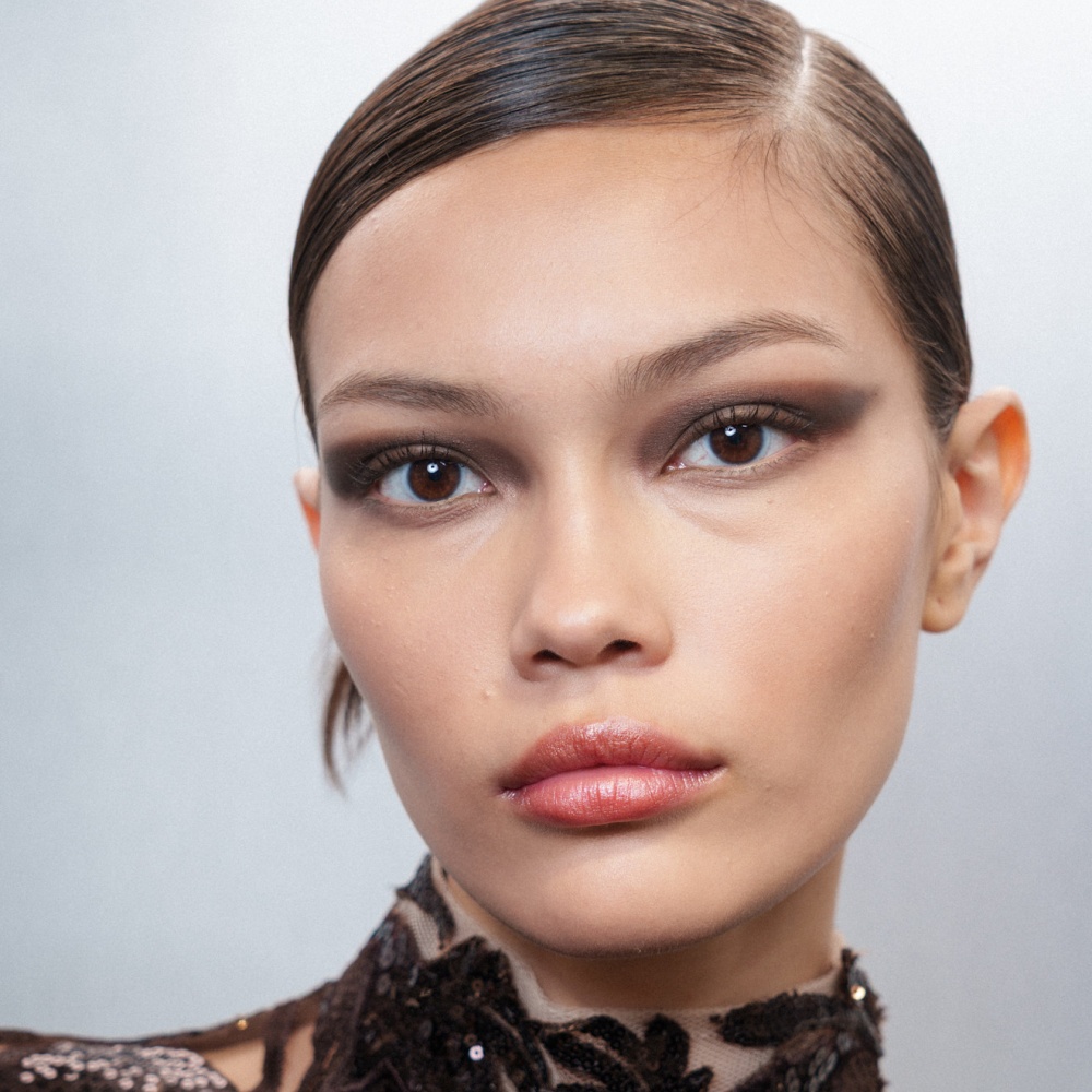 مكياج عيون برونزي براق في عرض Elie Saab