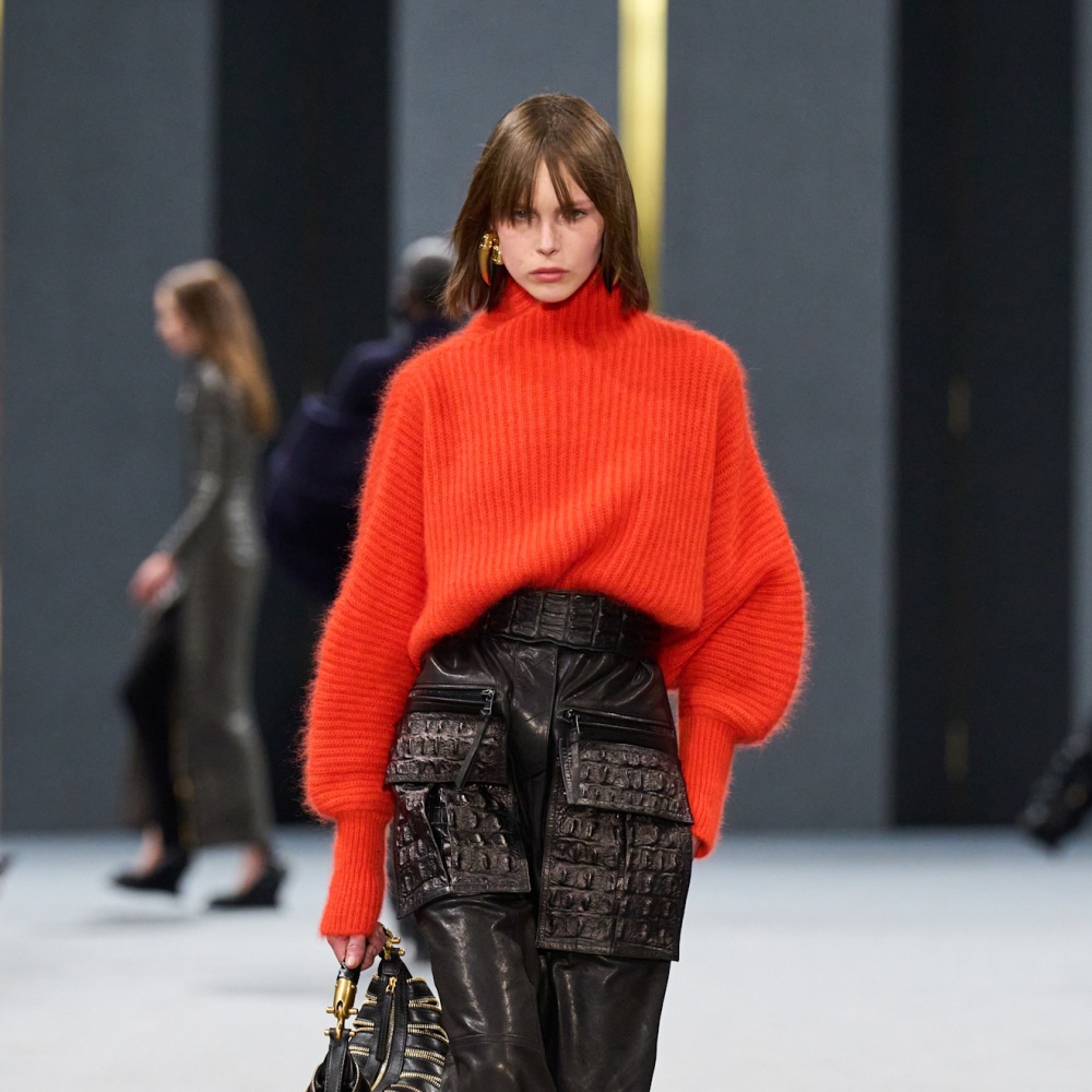 تنسيق اللون المرجاني مع الأسود من Balmain