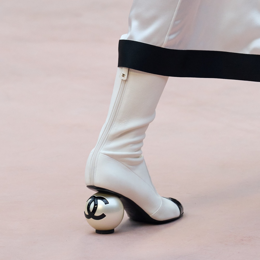 كعب على شكل طابة من Chanel