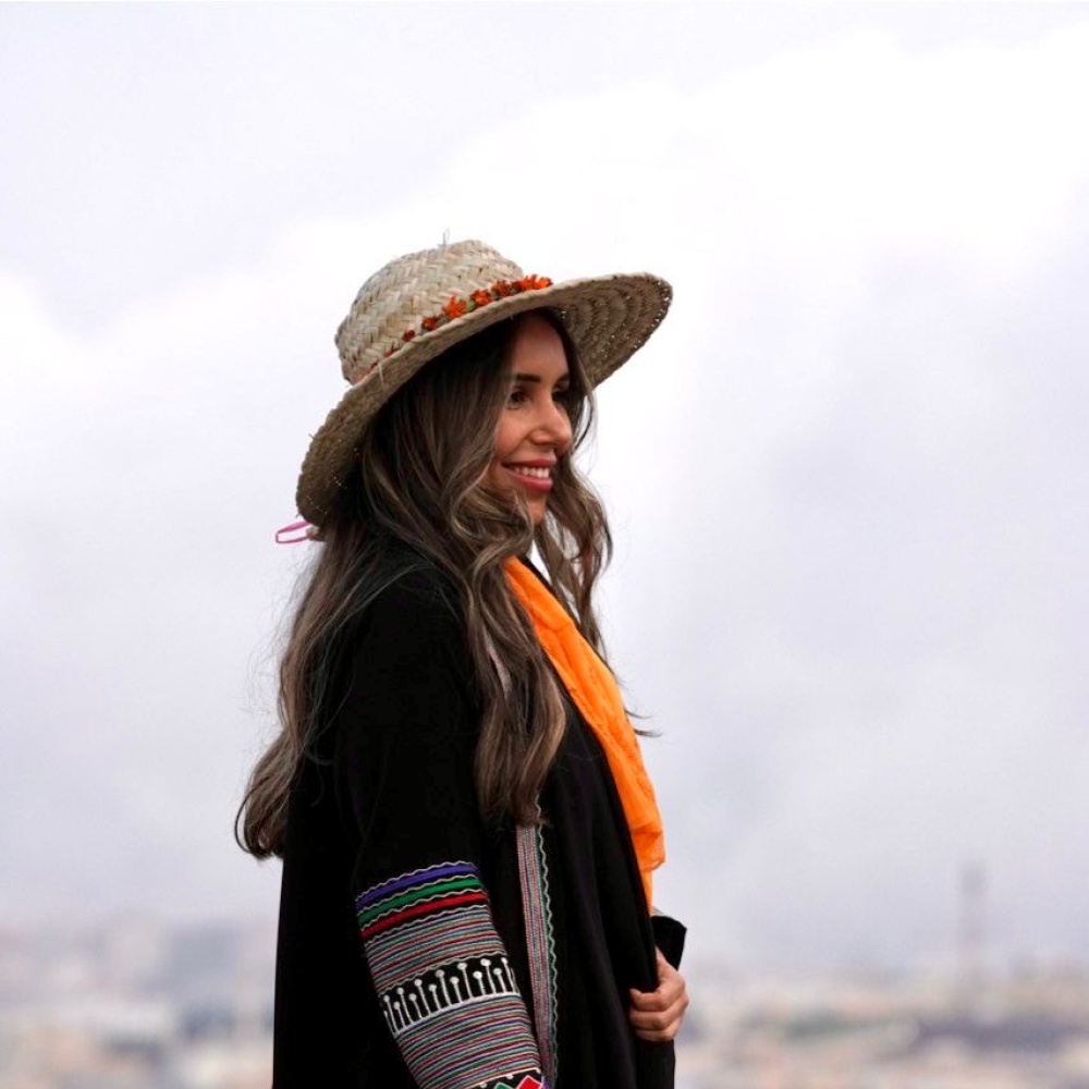 المصممة السعودية شذى علوان تروي حكاية "كُترة" وإلهامها القادم من أبها