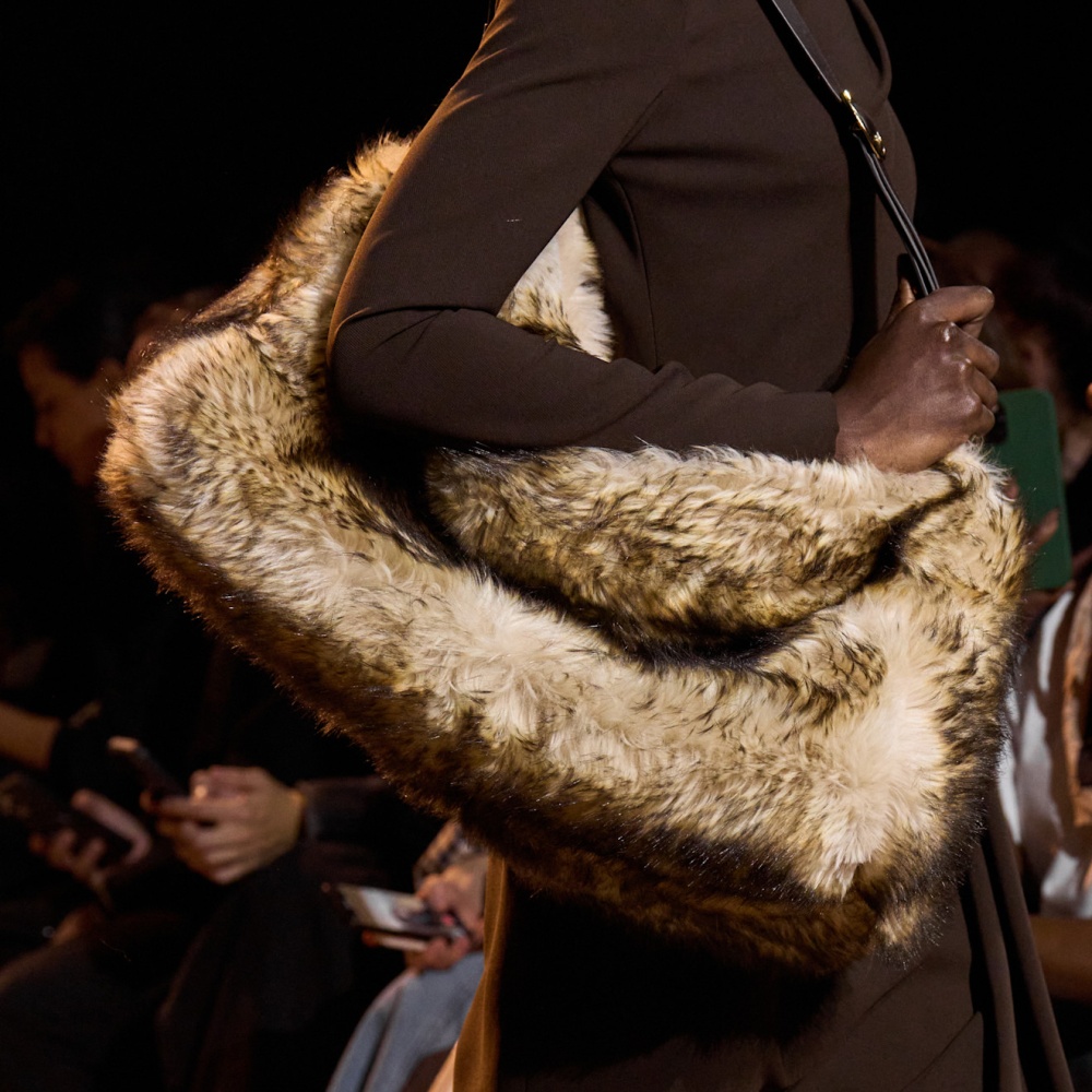 حقيبة كبيرة من الفرو تصميم Elie Saab