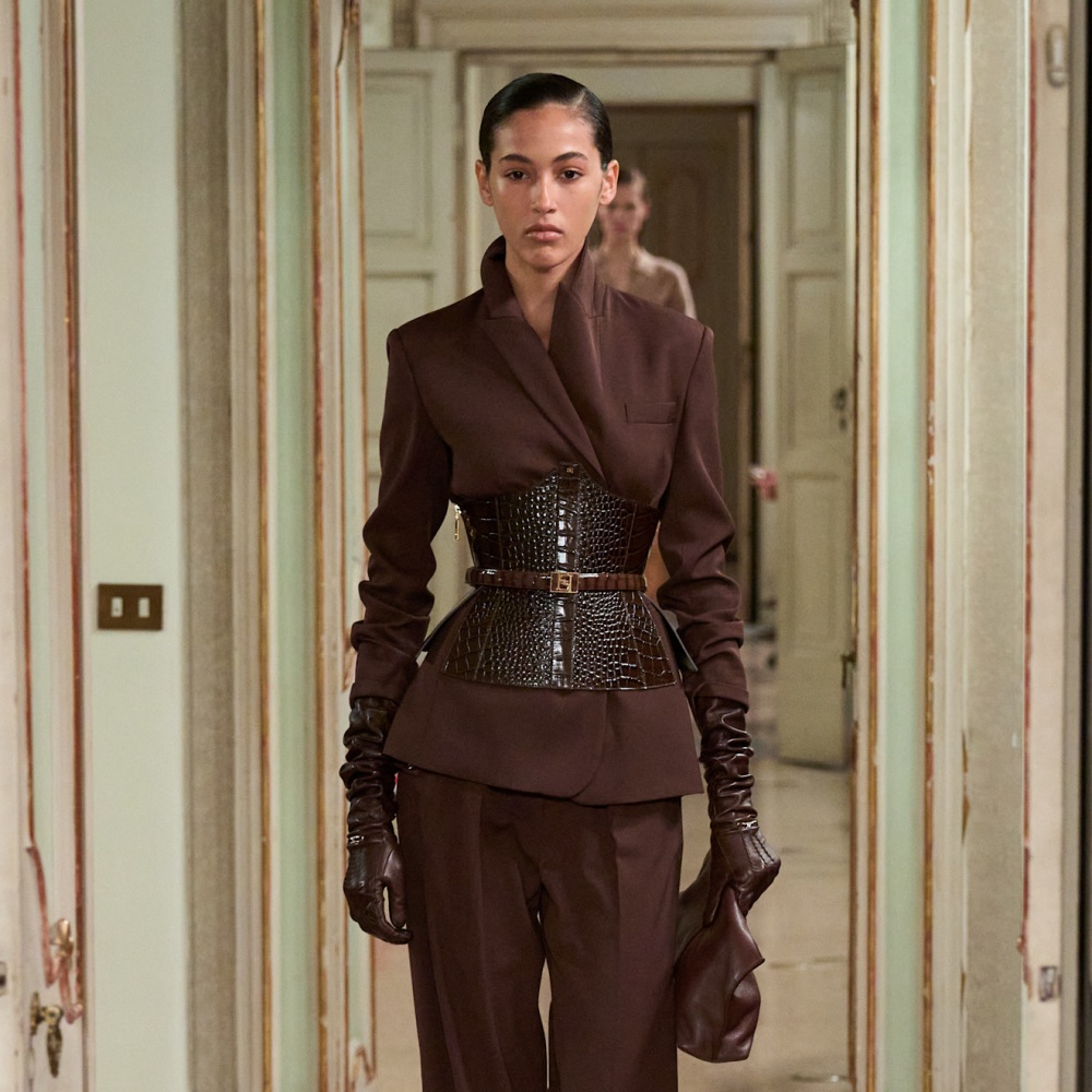 بدلة رسمية مع لمسة أنيقة من الأكسسوارات من Elisabetta Franchi