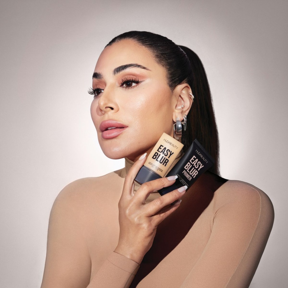 لا حاجة للفلاتر: روتين Huda Beauty مع برايمر وفاونديشن Easy Blur لموسم المناسبات