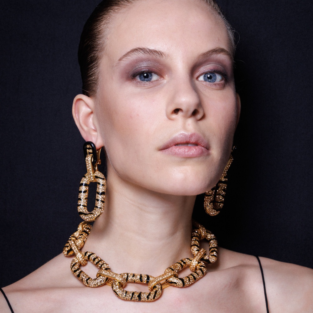 خيار الأكسسوارات الذهبية الكبيرة مميز لخريف 2025 Roberto Cavalli