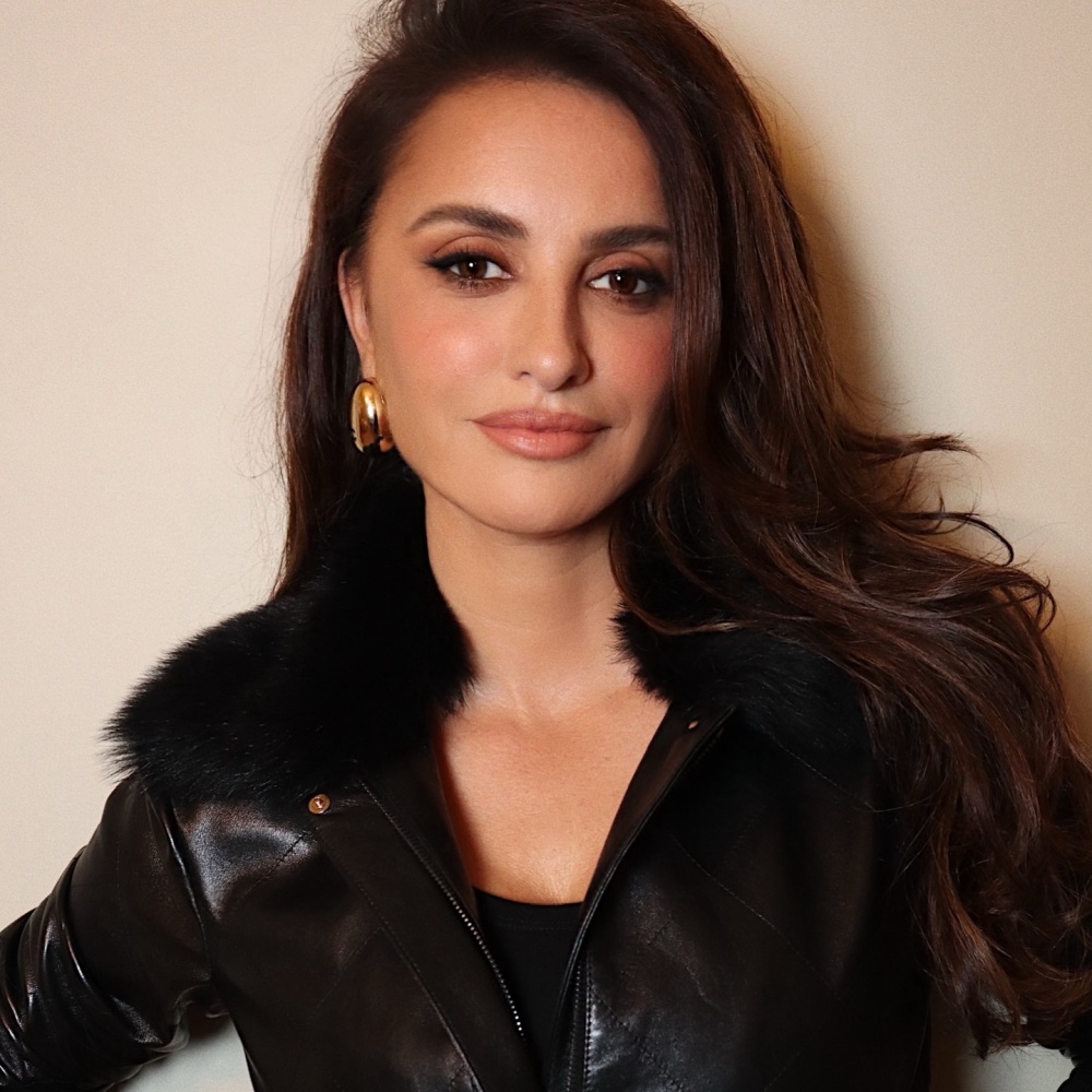 أحمر الشفاه المرجاني الفاتح مع الشعر البني بأسلوب Penélope Cruz