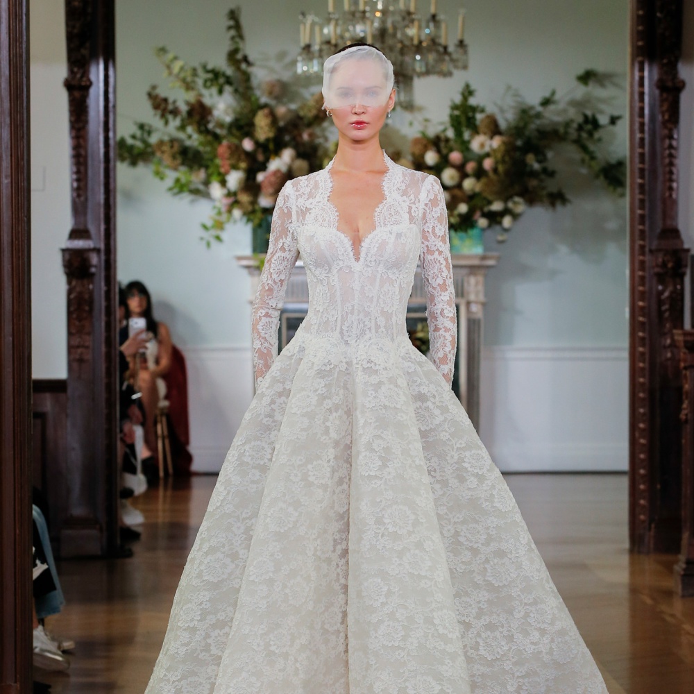 الكورسيه بالدانتيل من عروض مونيك لولييه