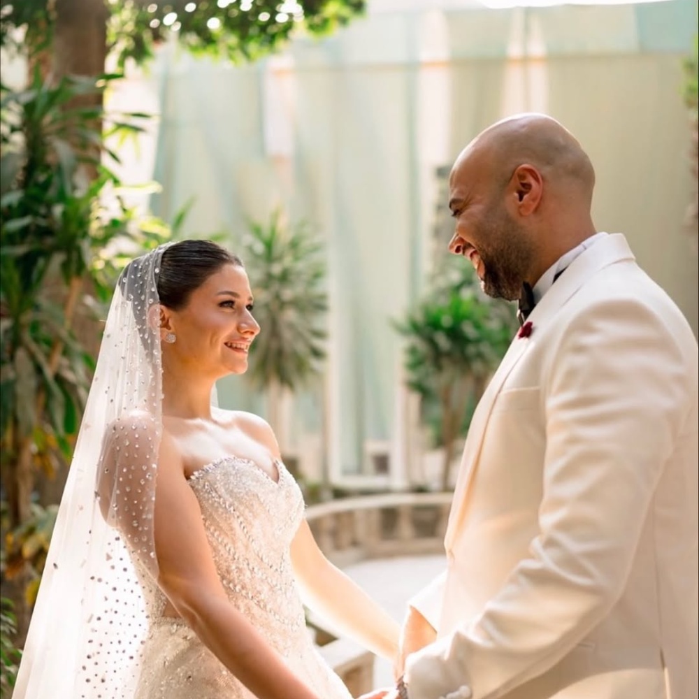 حاتم صالح مع عروسته