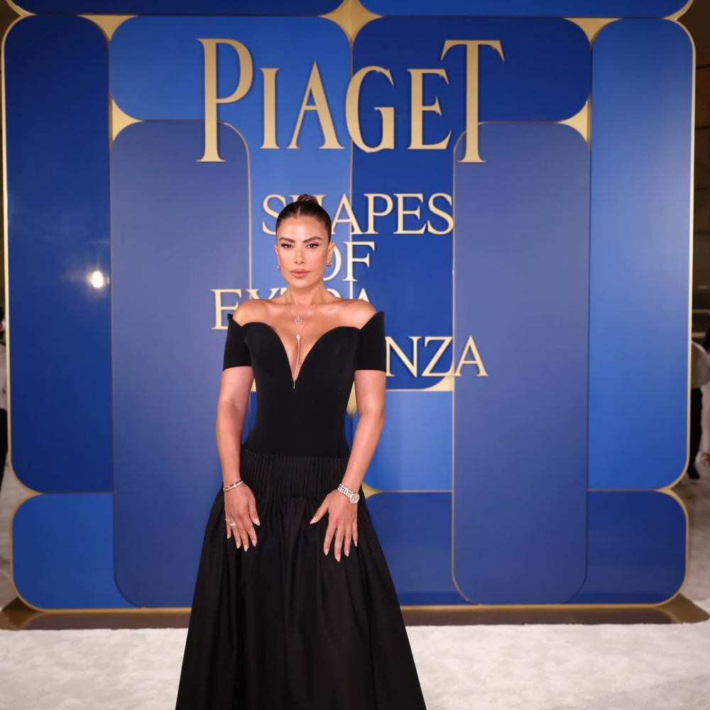 صبا مبارك بصيحة الفستان الأسود بقصة الأوف شولدر