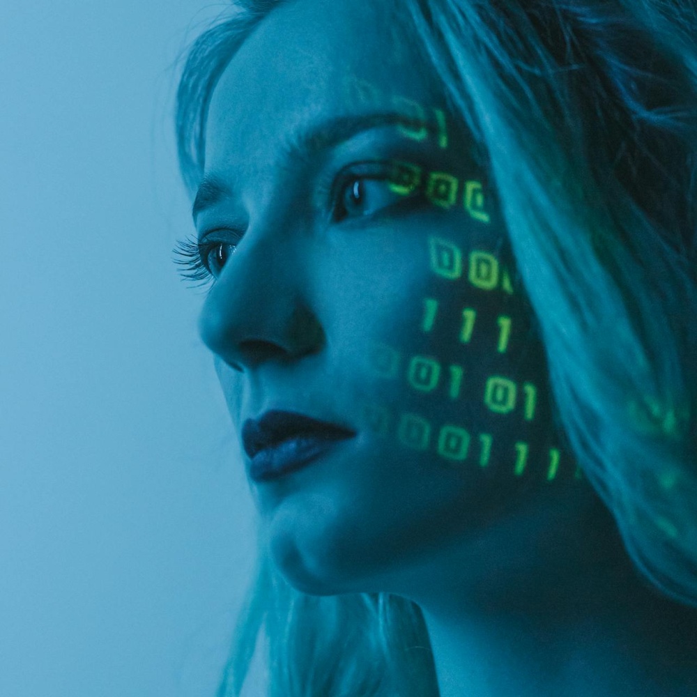 أنتِ بوصّلة التوازن بين هويتكِ التقليدية والرقمية.. كيف ذلك؟