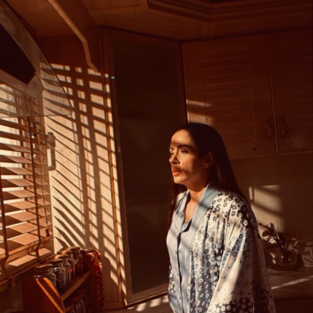 عائشة كاي تكسب تعاطف الجمهور بدور الأم