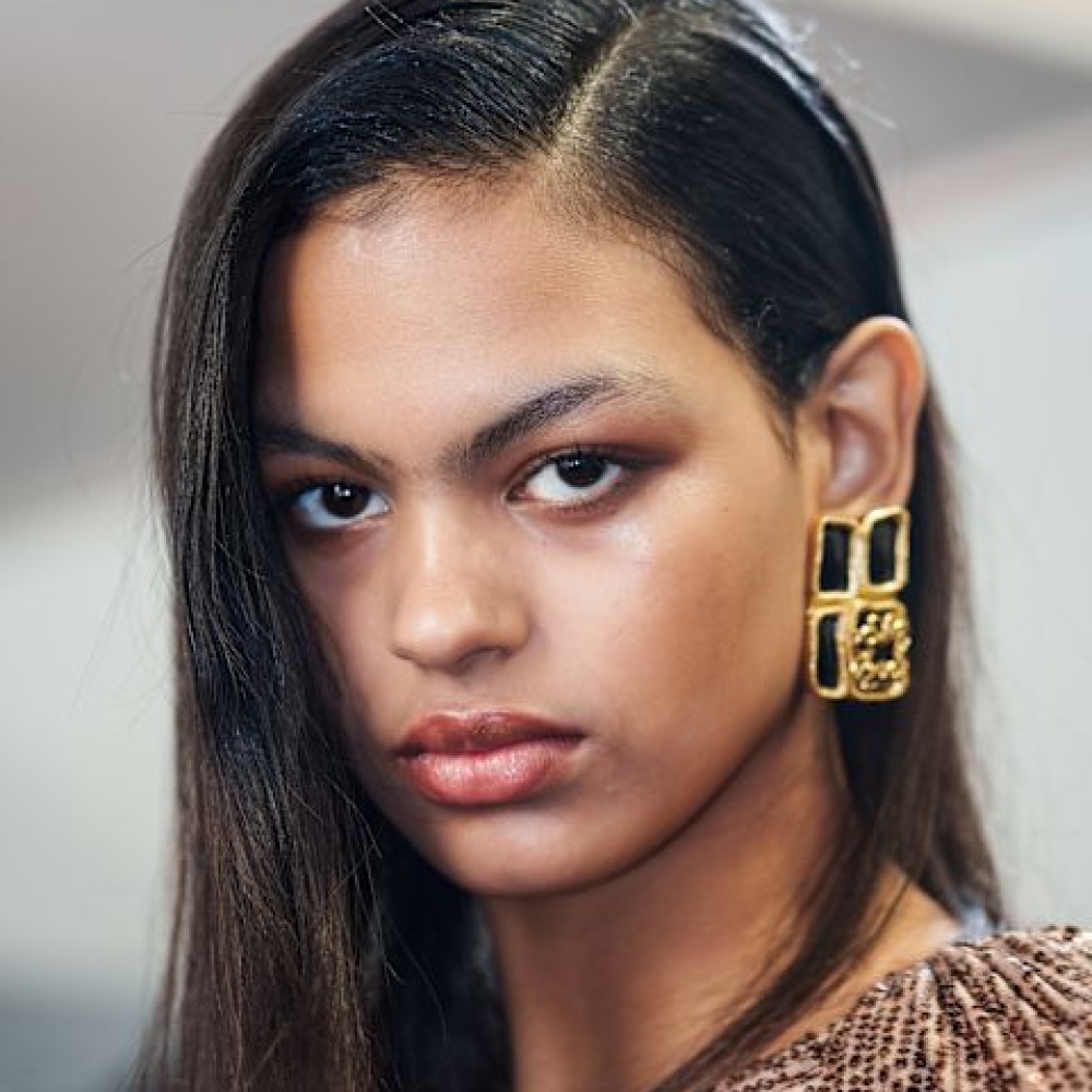 عارضة دار Elie Saab