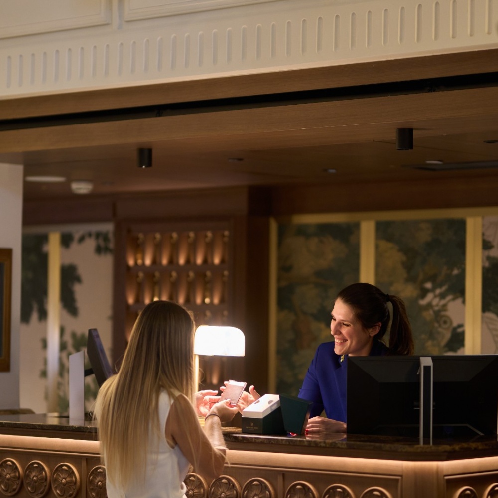 في فندق "ذا بالاس مدريد" (The Palace Hotel, Madrid) صُممت كل التفاصيل لتقدم إقامة لا تُنسى. وبهذه الروح نفسها، وُلد صندوق التجارب (The Experience Box) وهو عرض فريد وشخصي تم إعداده حصريًا للنزلاء الأكثر تميزًا. ما هو صندوق التجارب؟ تم تطوير هذا المفهوم المبتكر بالتعاون مع Las Rozas Village وهو يمزج بين فخامة التسوق والراحة**، وفن الطهي، والخدمة المصممة خصيصًا التي تميز فندق ذا بالاس. إنه أكثر من مجرد رحلة تسوق، بل هو دعوة للاستمتاع بيوم مُنسَّق بعناية، حيث يتضافر الأسلوب الرفيع والرفاهية لخلق ذكريات تدوم. يو