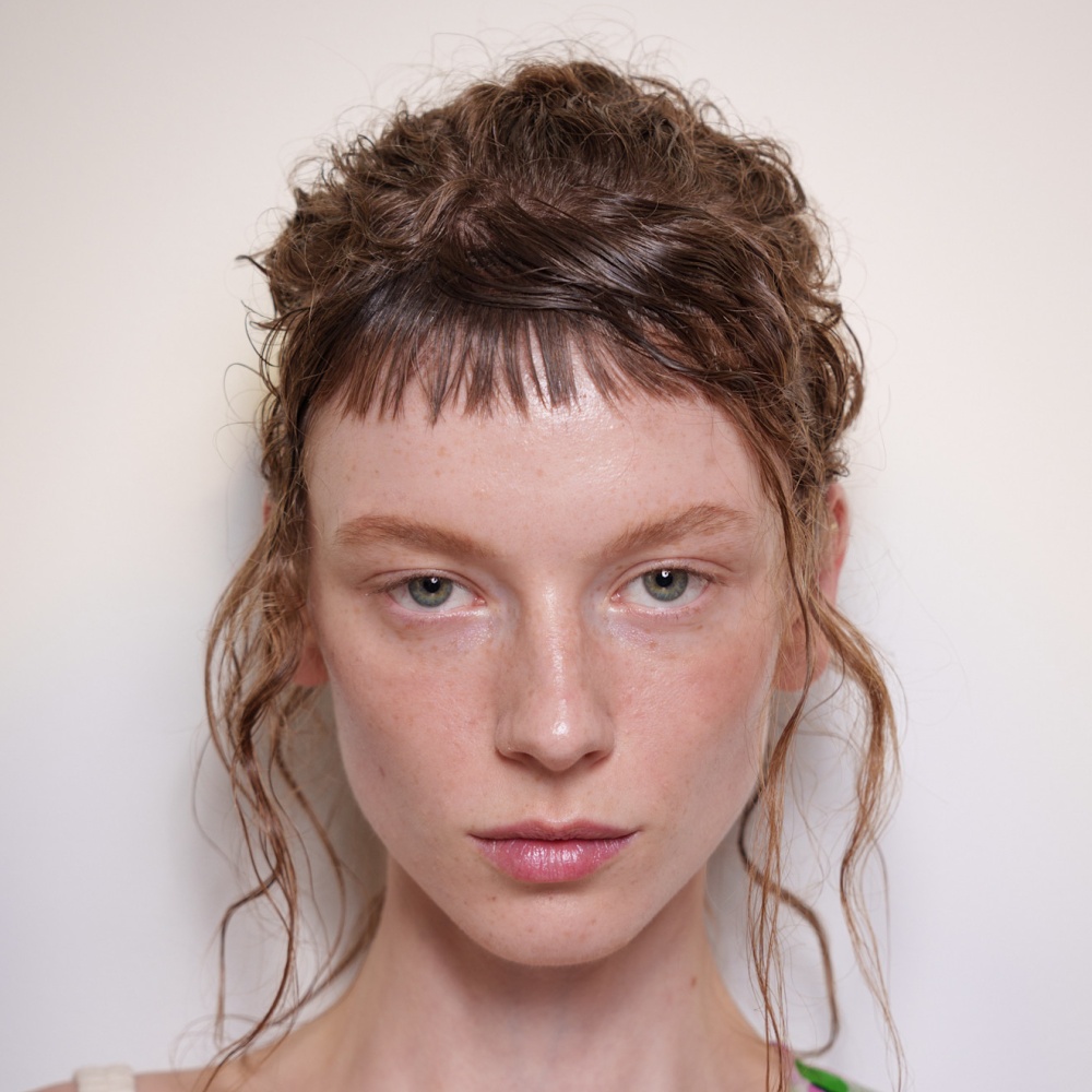 الغرة الأمامية القصيرة مع التسريحات العفوية من دار Dries Van Noten
