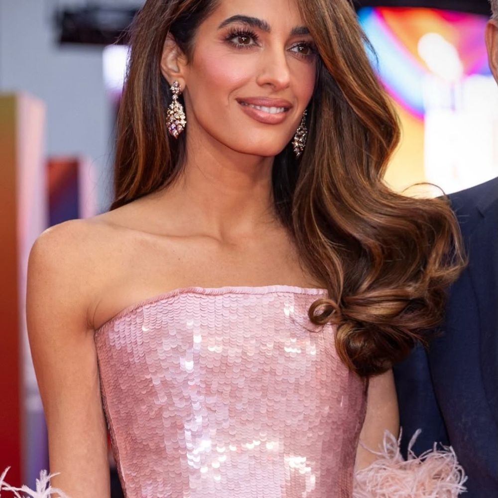 رسمات المكياج البرونزي الداكن بأسلوب Amal Clooney- الصورة من حساب Dimitris Giannetos على انستغرام