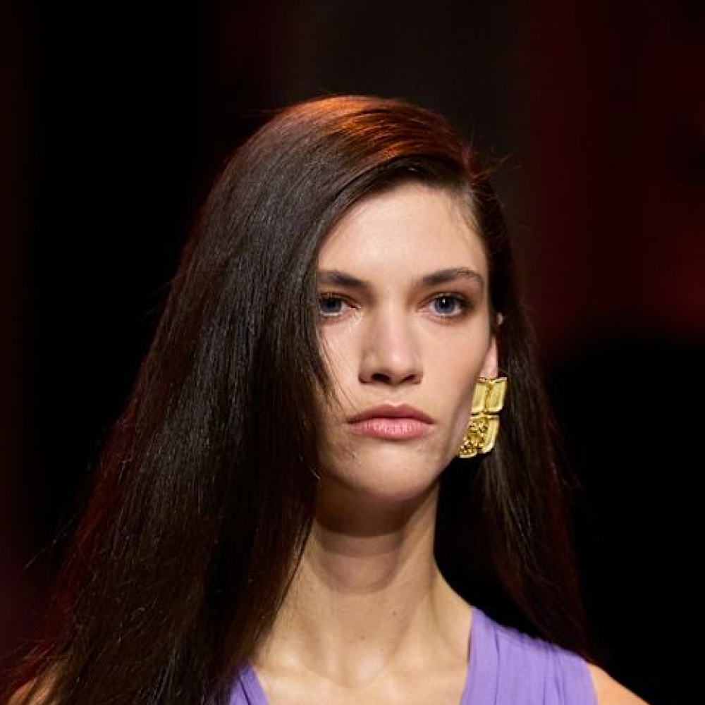 عارضة دار Elie Saab