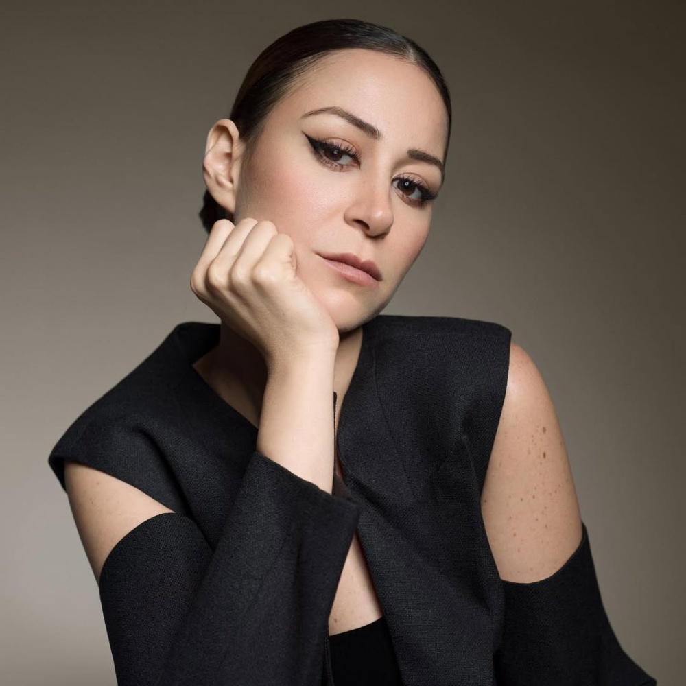 إطلالات ملهمة من العروس منة شلبي في المكياج والشعر للمرأة العصرية