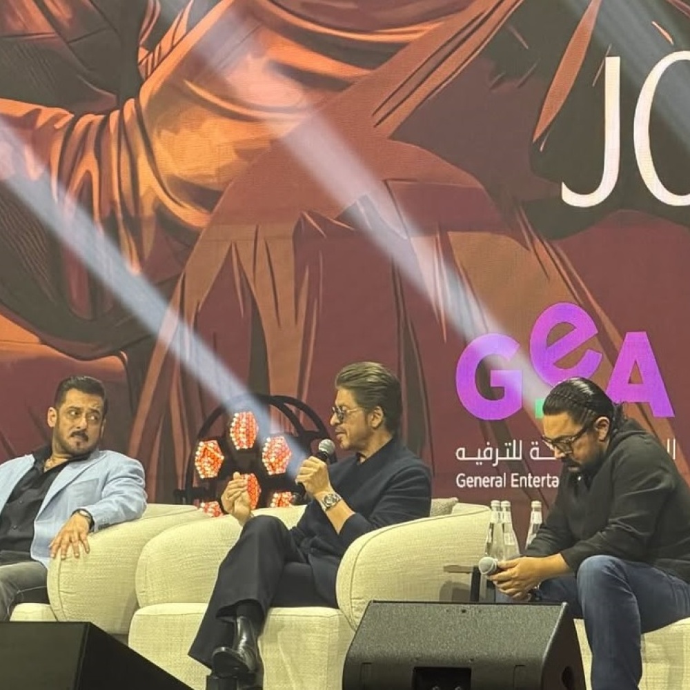 الثلاثي شاروخان وسلمان خان وعامر خان في منتدى Joy Forum 2025 بالرياض.. هل يجمعهم عمل فني جديد؟