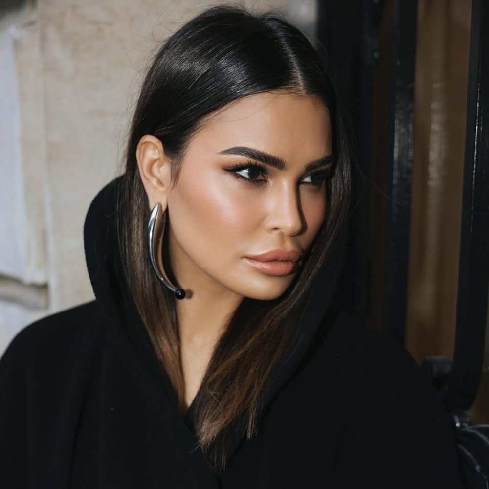 إطلالة مريم الأبيض: سحر الألوان الترابية والآيلاينر الدرامي