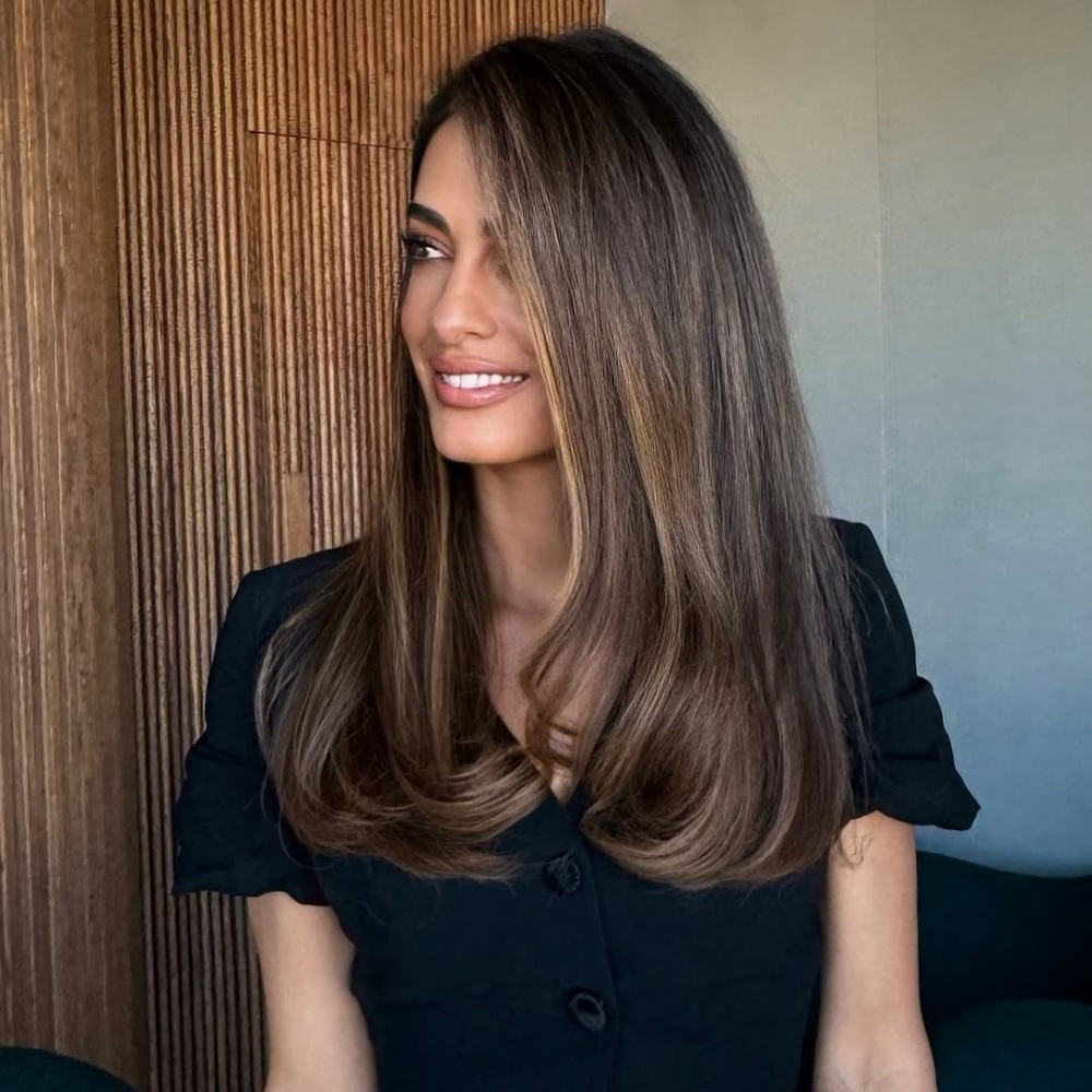 أسرار تسريحات شعر أمل كلوني: من الـBubble Blowout إلى تموجات هوليوود لخريف أنيق