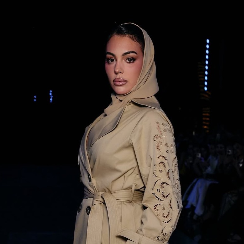 إطلالات جمالية ملهمة من اليوم الثاني والثالث لأسبوع الموضة في الرياض 2025 بينهن جورجينا رودريغز