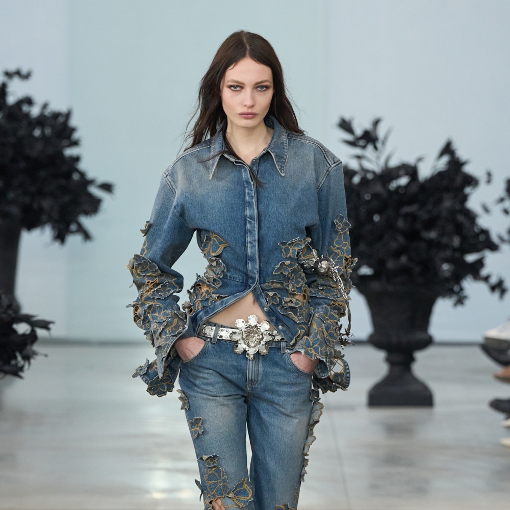 طقم جينز عصري من تصميمBlumarine