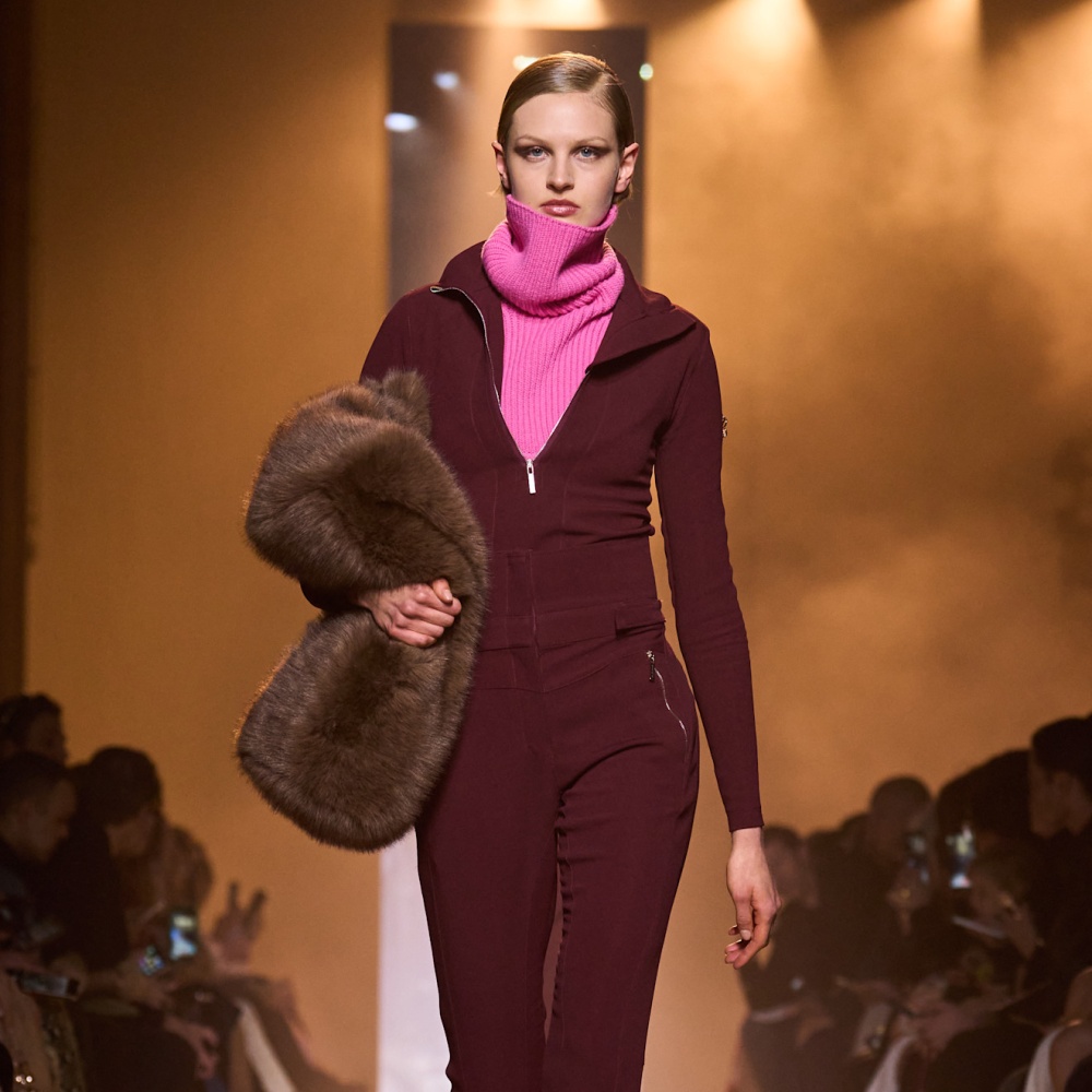 جمبسوت باللون البرغندي من Elie Saab