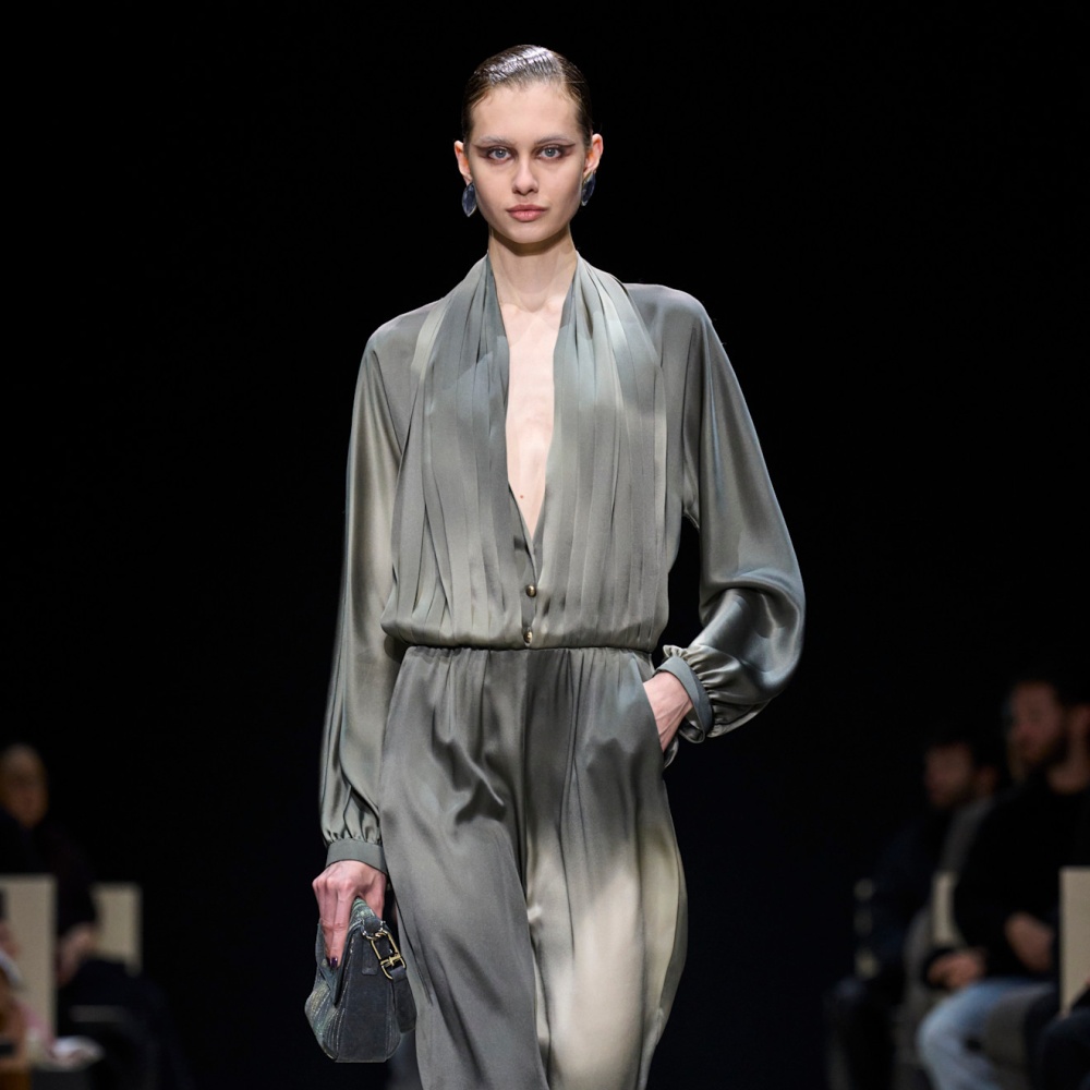 إطلالة بأسلوب المونوكروم باللّون الرمادي من Giorgio Armani