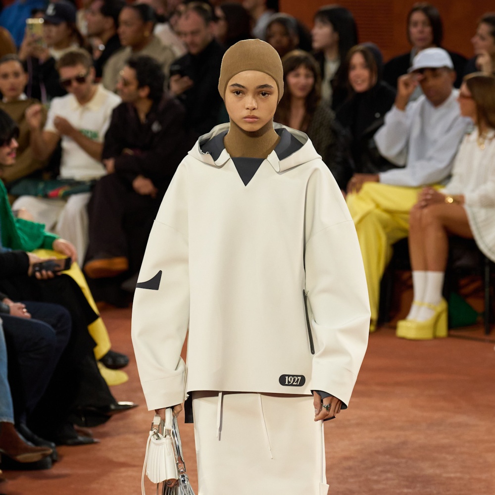 هودي باللون البيج من Lacoste