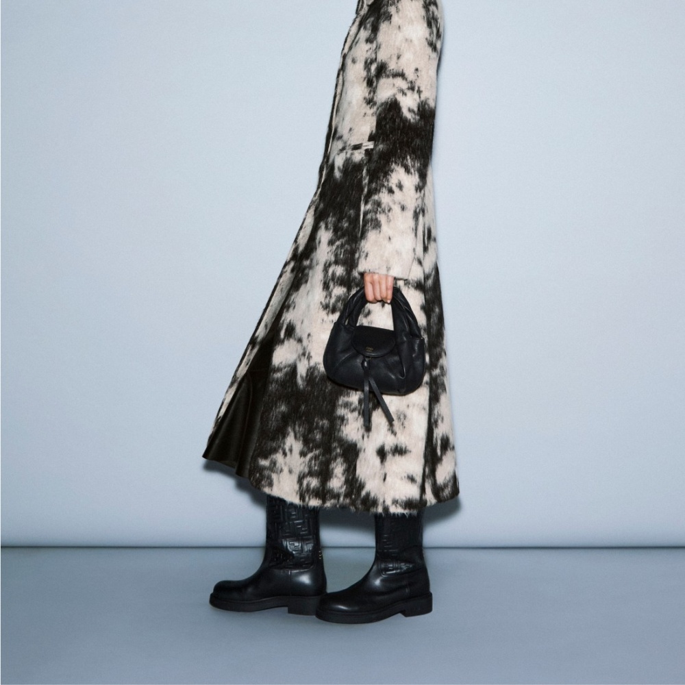 معطف صوفي باللونين الأسود والأبيض،  حقيبة “ميني سباي" Mini Spy باللون الأسود، وحذاء “فيلو” Filo، جميعها من “فندي" Fendi