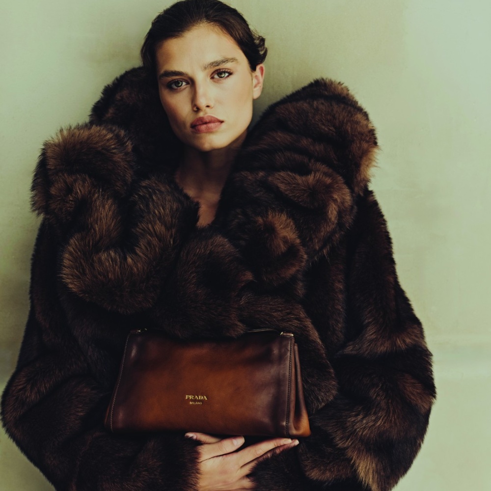 سترة صوفية "شيرلينغ" shearling، وحقيبة "تمولت" Tumulte، جميعها من "برادا" Prada