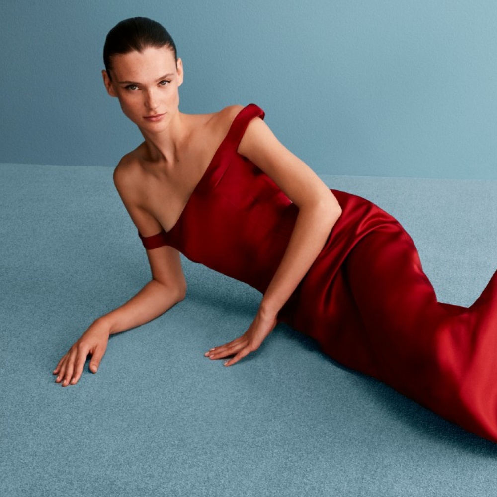 في خطوة تليق بموسم الأعياد، تعاونت منصة Mytheresa الرقمية الفاخرة متعددة العلامات التجارية مع دار "روجيه فيفييه" Roger Vivier الفرنسية الأيقونية، لتقديم مجموعة حصرية من الإكسسوارات الفاخرة، باتت متوفرة عالميًا على موقع mytheresa.com ابتداءً من 28 أكتوبر 2025. تُكمل هذه المجموعة الحصرية، التي صممها "جيراردو فيلوني" Gherardo Felloni، المدير الإبداعي لروجيه فيفييه، أي إطلالة احتفالية بامتياز، حيث تتميز بإبداعات مستوحاة من برعم الوردة المزخرف وحذاء Talon Épine المنحوت من فيفييه - وهو حذاء بكعب عالٍ مدبب. تظهر ث