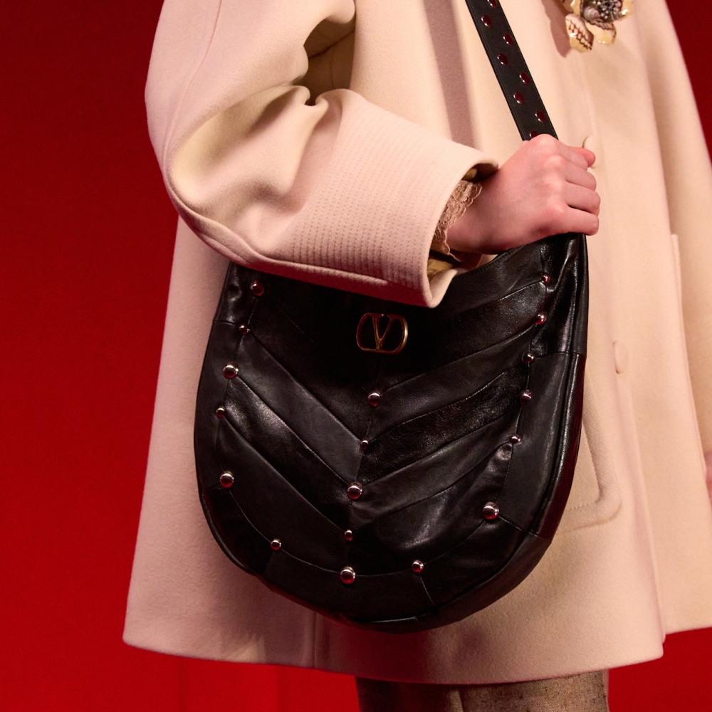 أبرز حقائب خريف وشتاء 2025-2026 من Valentino